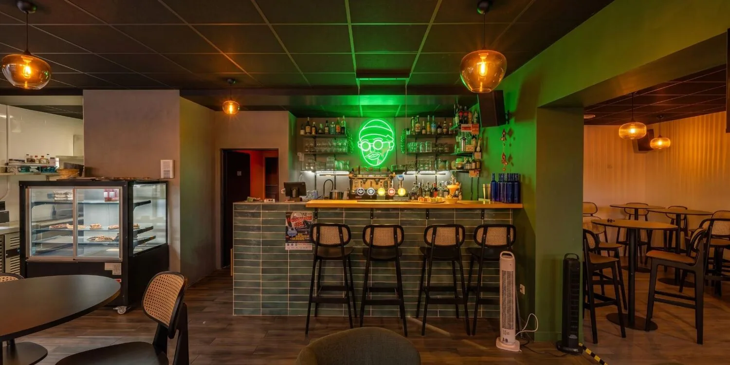 Lumières chaudes et néon du comptoir