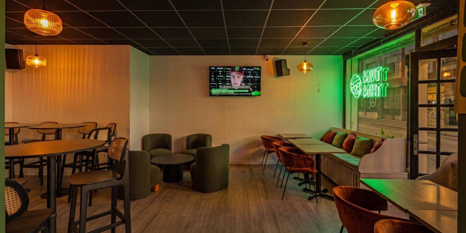 La salle du fond, vue de ses tables